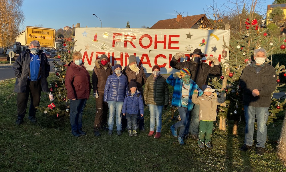 Weihnachtliches Transparent am Ortseingang von Ronneburg-Neuwiedermuß